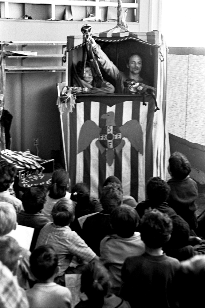 Free City Puppets perform for the kids